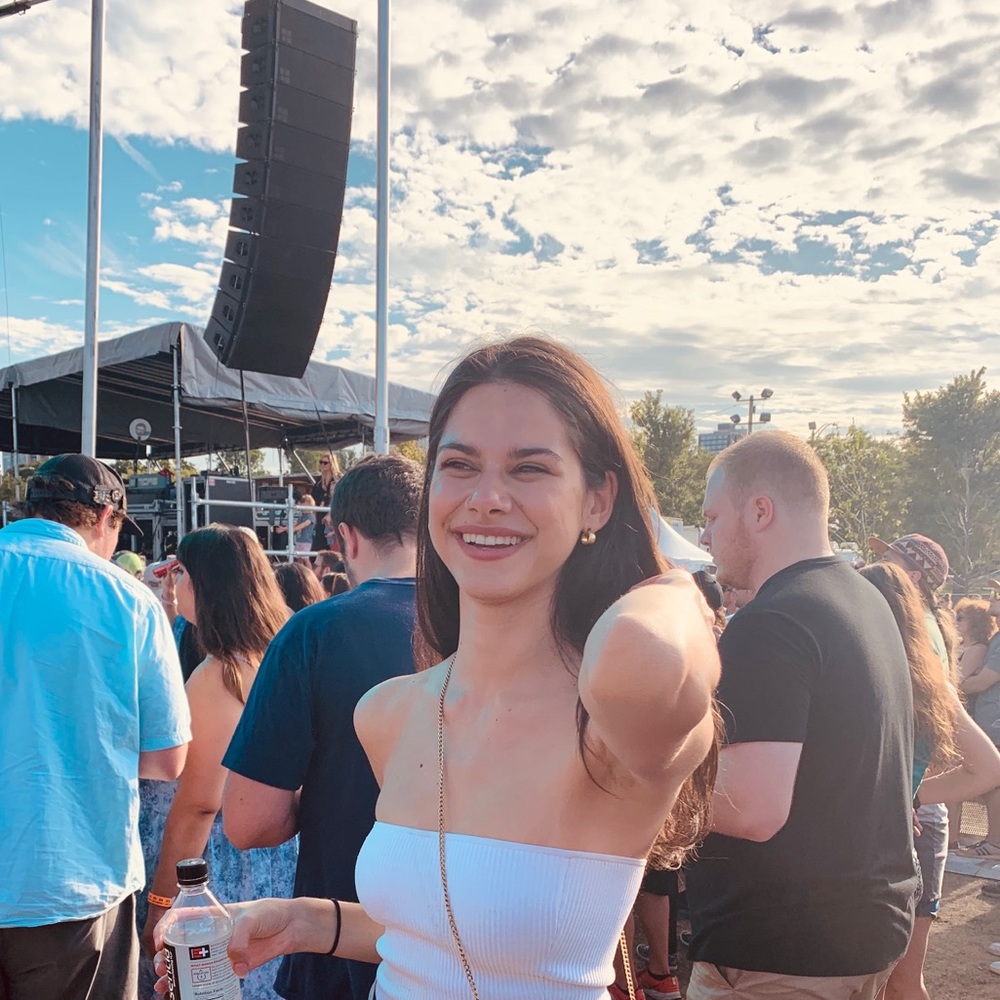 Meet your Posher, Lora